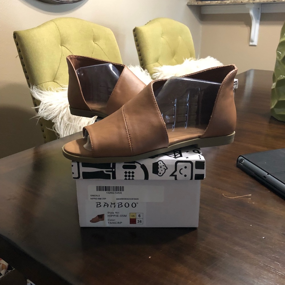 Women’s flat sandals